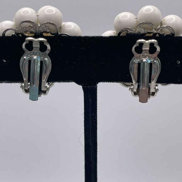 Vintage White Beaded Granny Chic Clip On earrings signed Japan - Picture 5 of 5